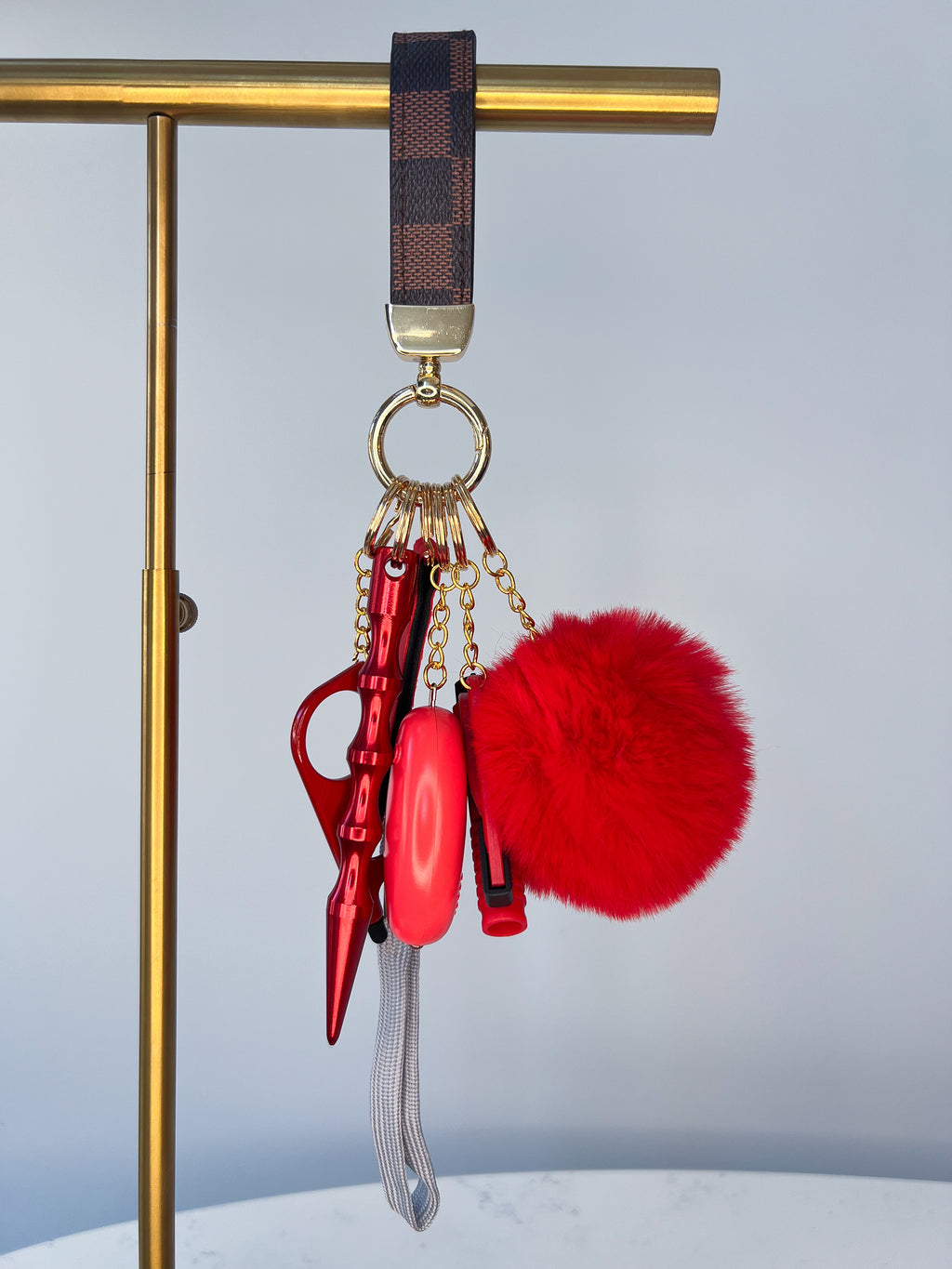 Cuadros marrones y rojos.